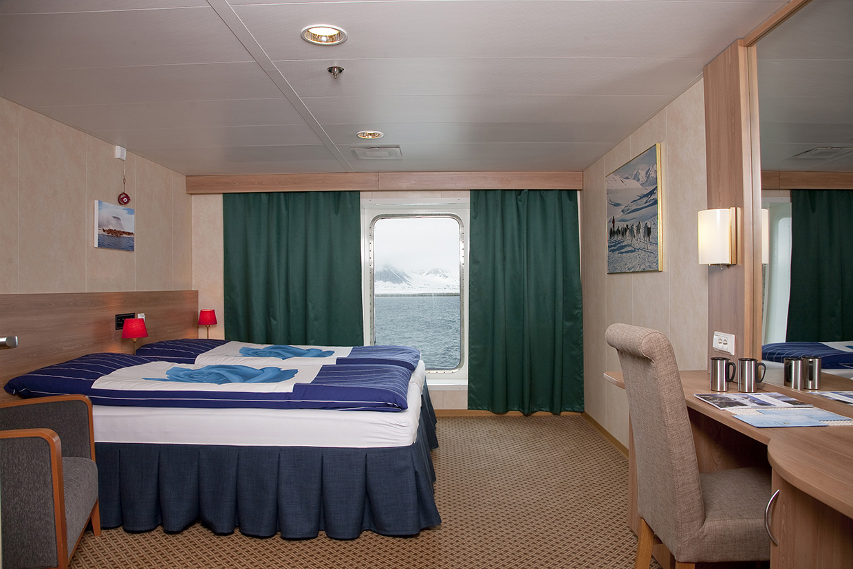 Cabin of  MS Expedition: Twin bed cabin large window