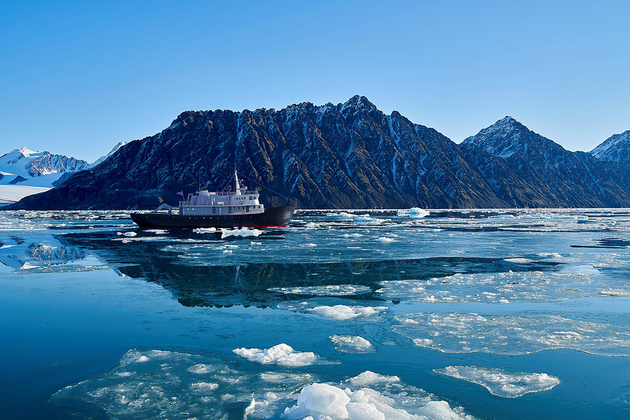 MS Balto auf Spitzbergen