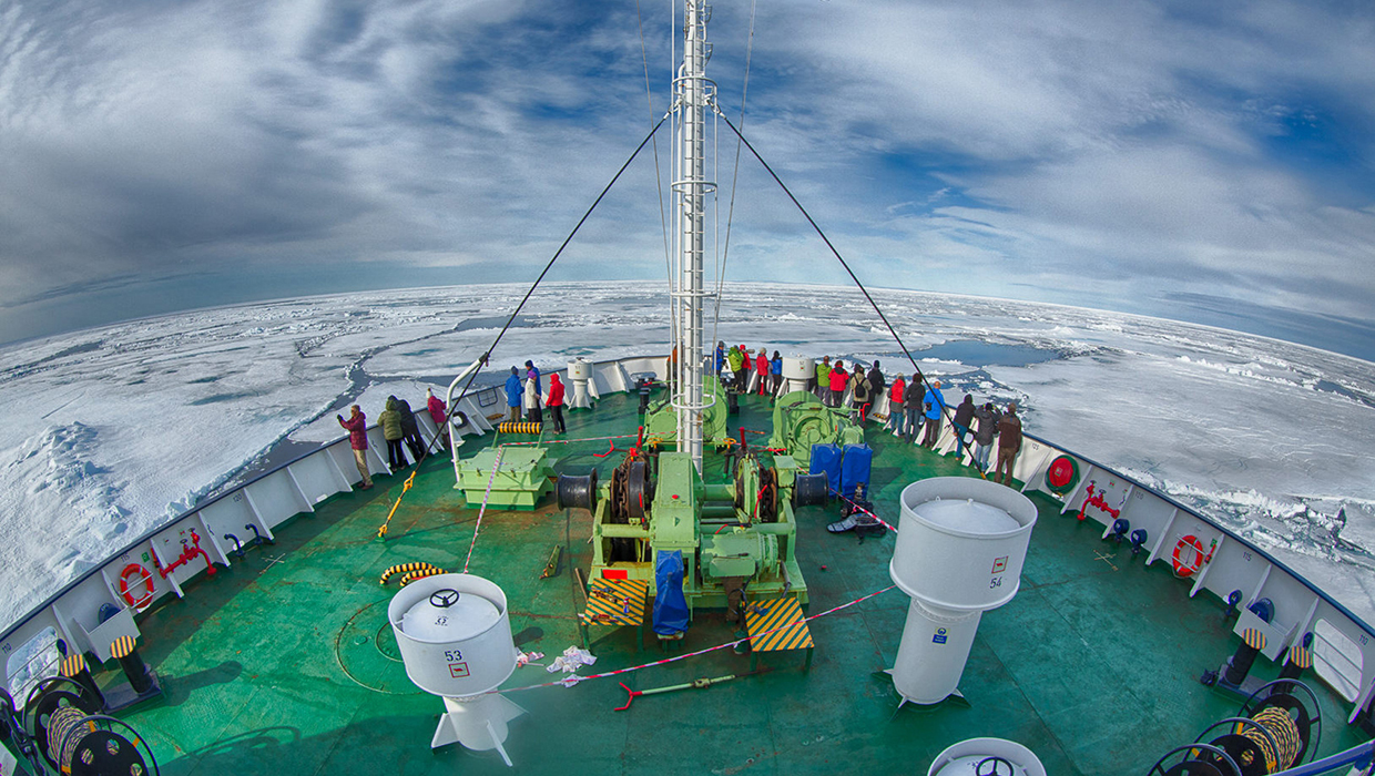 MS Ortelius im Packeis auf Spitzbergen