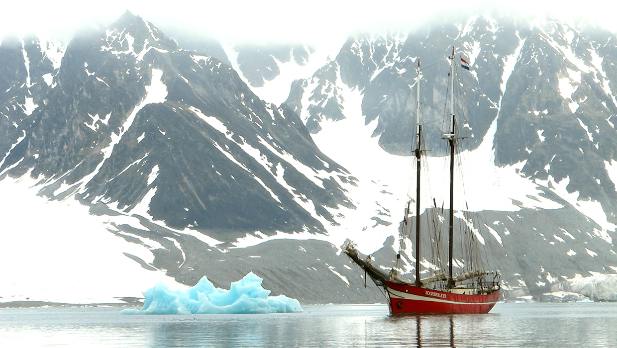 Noorderlicht and a blue iceberg