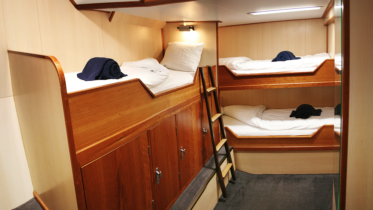 Cabin of  Segelschiff Rembrandt van Rijn: Triple bed cabin with porthole