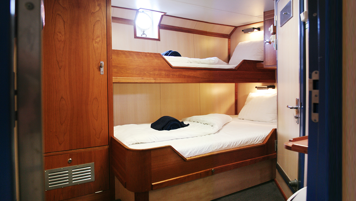 Cabin of  Segelschiff Rembrandt van Rijn: Two bed cabin with porthole (bunk beds)