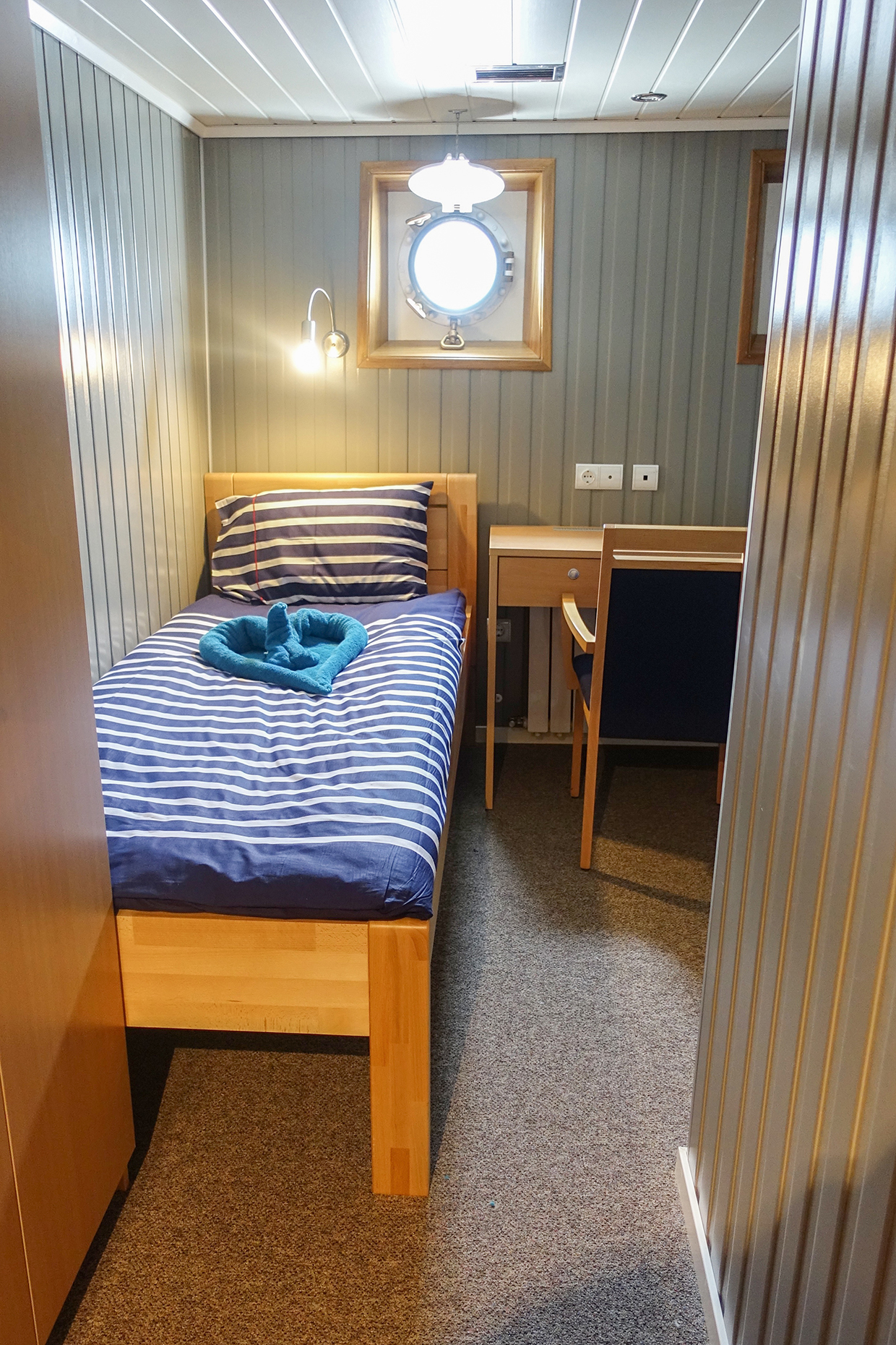 Cabin of  MS Sjøveien: Single cabin with porthole