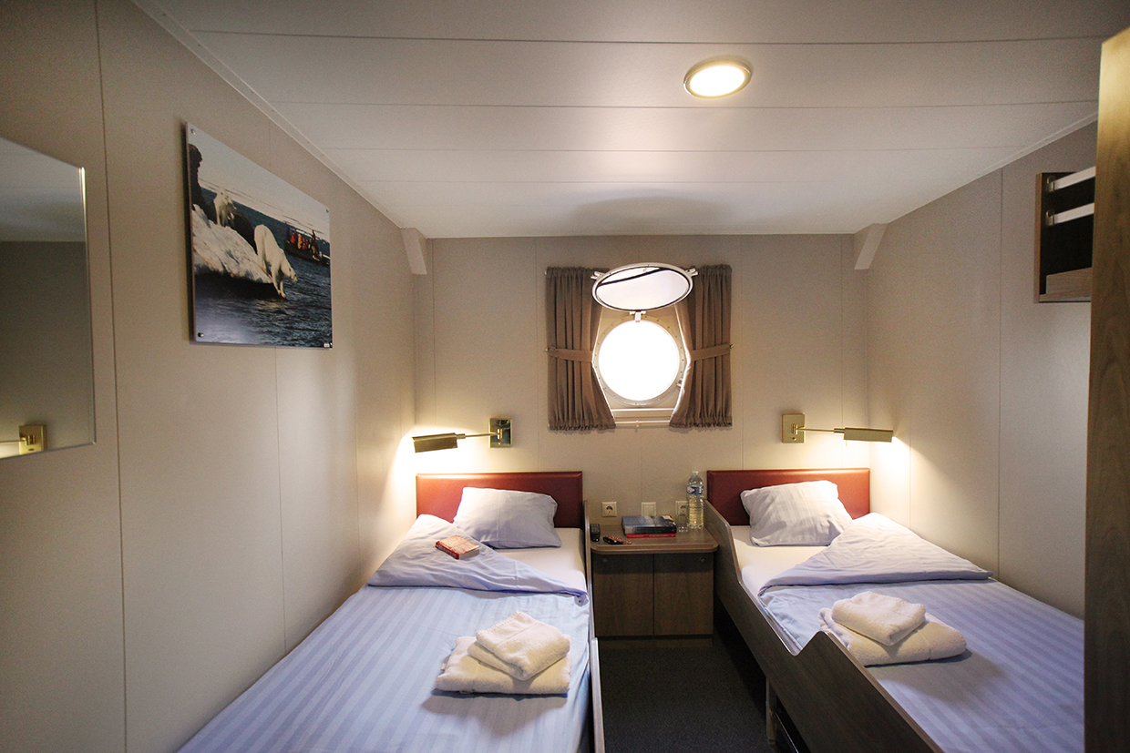 Cabin of  MS Plancius: Two bed cabin with porthole