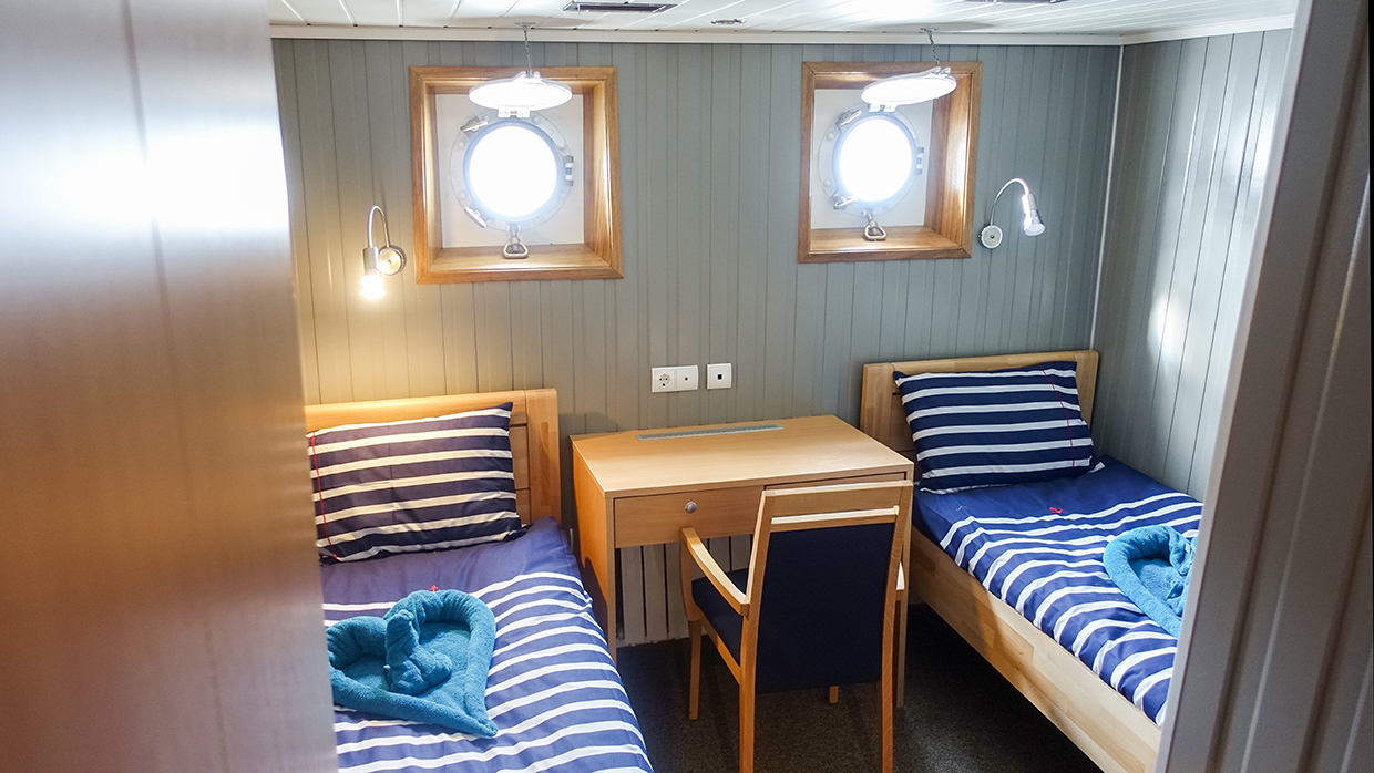 Cabin of  MS Sjøveien: Two bed cabin with porthole